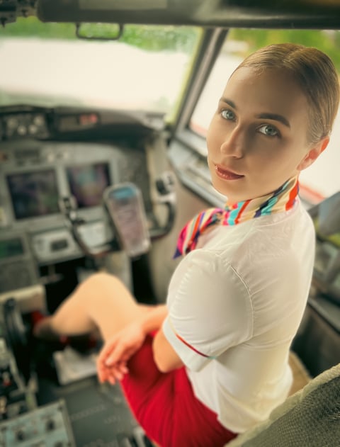 onaircams.com lina_demure profile on OnlyFans in flight-attendant-air-hostess category