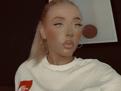 Strongqueen Blue Eyes webcam from United Kingdom